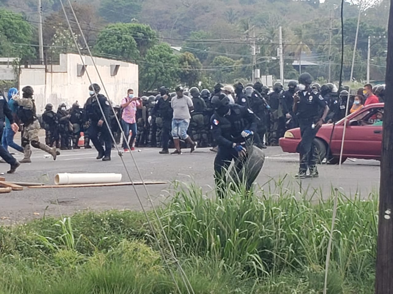 Por dos días, residentes de diversos sectores de La Pesa, corregimiento de Guadalupe en La Chorrera, bloquearon la vía Interamericana, reclamado la entrega de bonos de alimentos y bolsas de comida. Foto/Eric Montenegro