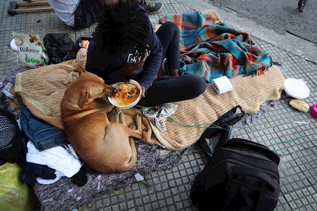 Acuden mendigos, pero también trabajadores informales -hay unos 40 millones en Brasil- que vivían con lo justo y perdieron su empleo de la noche a la mañana.