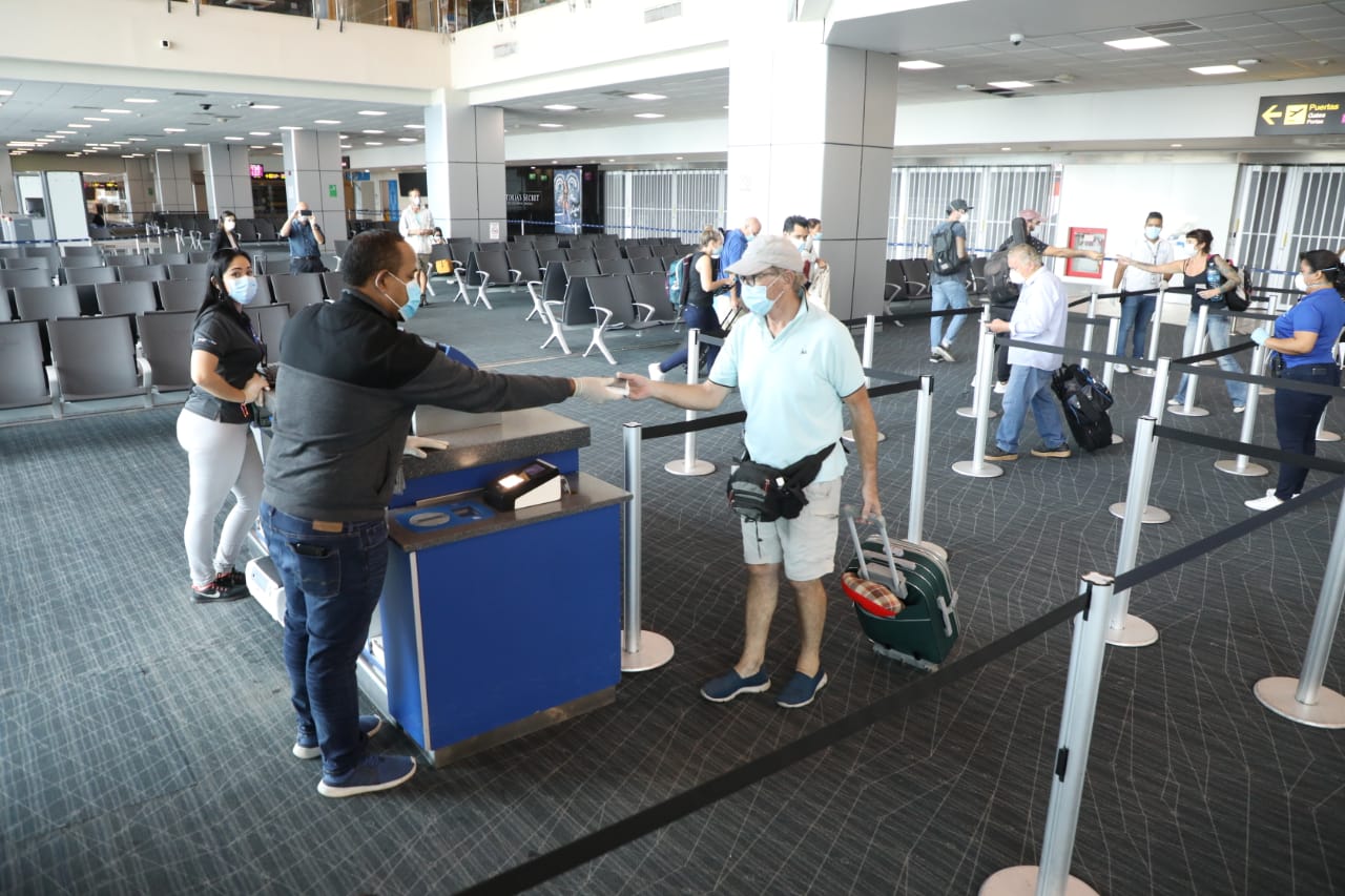 Los extranjeros quedaron varados en el país por el cierre de distintas terminales aéreas por le COVID-19.