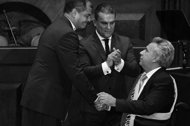 Momentos en que Rafael Correa (i) impone la banda presidencial al nuevo presidente del Ecuador, Lenin Moreno (d), en la Asamblea Nacional, en Quito (Ecuador), durante el acto de toma de posesión como presidente de la República de Ecuador. Foto: EFE 