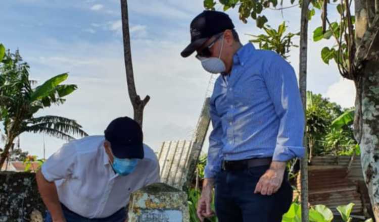 Canciller Ferrer (Der.) durante la inspección en la frontera. Cortesía