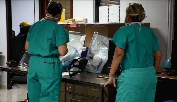 En cada salida, el equipo lleva un kit de protección personal que incluye mascarillas N95, overol, guantes, batas estériles, forros de cabello y de zapatos, lentes y las pruebas necesarias para los pacientes que lo requieran. Foto/José Vásquez