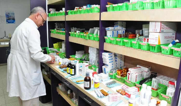 Pacientes aseguran que han tenido que comprar medicinas.