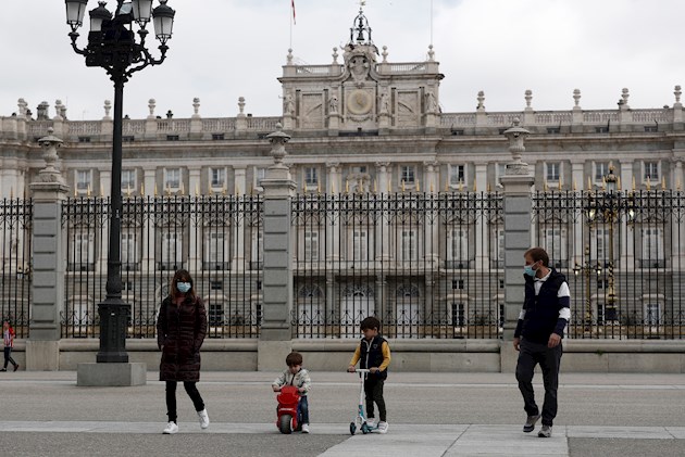Los paseos marítimos y playas también se llenaron este domingo de padres o madres con niños, que caminaban por las zonas ajardinadas y correteaban por la misma arena, pero sin bañarse y sin entrar en los espacios recreativos infantiles, aún vedadas.