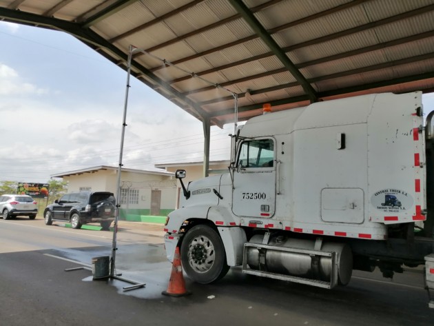 El dispositivo, permitirá desinfectar los autos a través de la aspersión de una solución de amonio cuaternario. Foto/Thays Domínguez