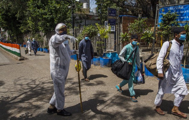 Funcionarios indios hablan de “corona jihad”. Hombres de seminario islámico en Delhi son puestos en cuarentena. Foto / Yawar Nazir/Getty Images.