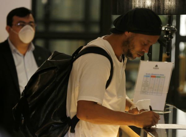 Ronaldinho a su llegada al hotel. Foto:AP