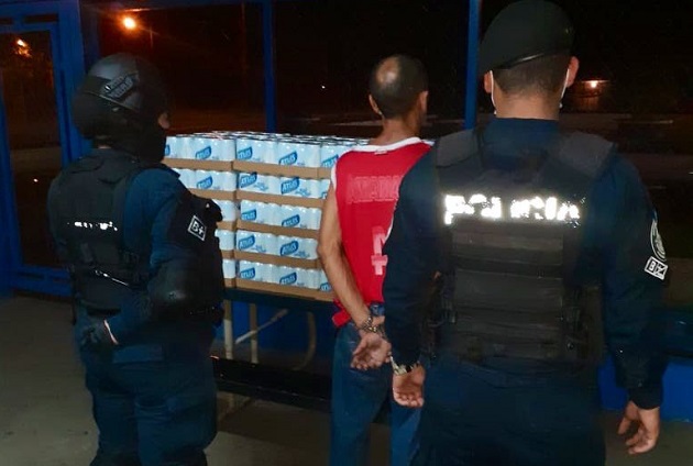 El ciudadano transportaba 50 cajas de cerveza en un automóvil. 