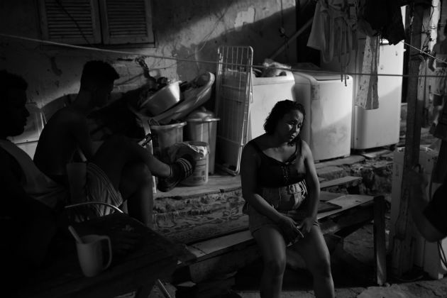 La cuarentena obligatoria tiene efectos que matarán entre diez y cien veces más personas que por la pandemia. Una mujer en una favela de Brasil agobiada por la crisis creada por el Covid-19. Foto: AP. 