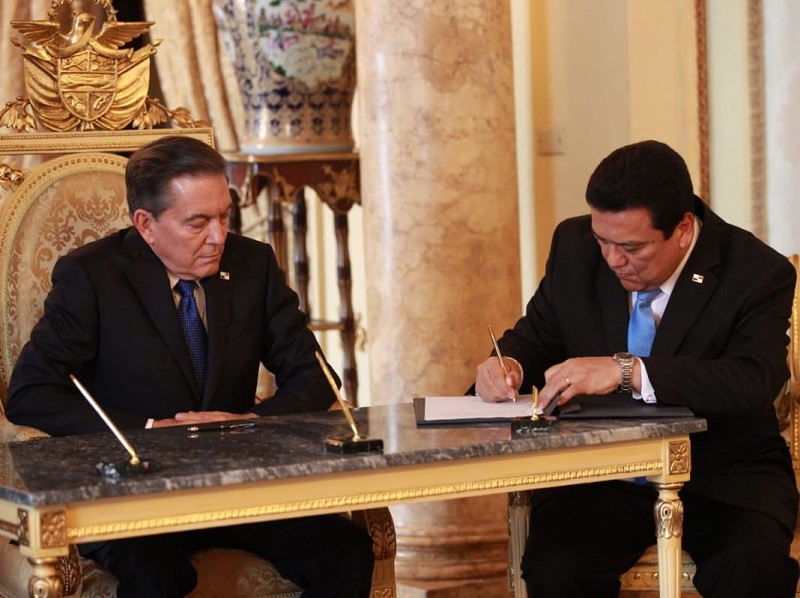 El presidente Laurentino Cortizo junto al procurador Eduardo Ulloa. 