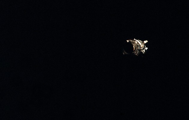  Hace 50 años, los astronautas del Apolo 13 lograron regresar a Tierra luego de que una explosión dañó su módulo de mando, que se ve alejándose tras ser soltado. Foto / NASA.
