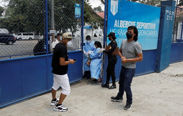 Familiares de migrantes que fueron devueltos en vuelos de deportación de EE.UU. esperan en la ciudad de Guatemala. Foto / Luis Echeverria/Reuters.