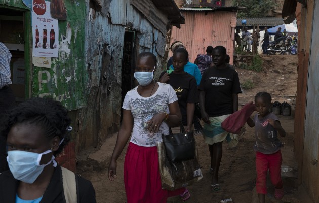 En África batallan para obtener los artículos que necesitan para luchar contra el coronavirus. Una barriada en Nairobi. Foto / Tyler Hicks/The New York Times.