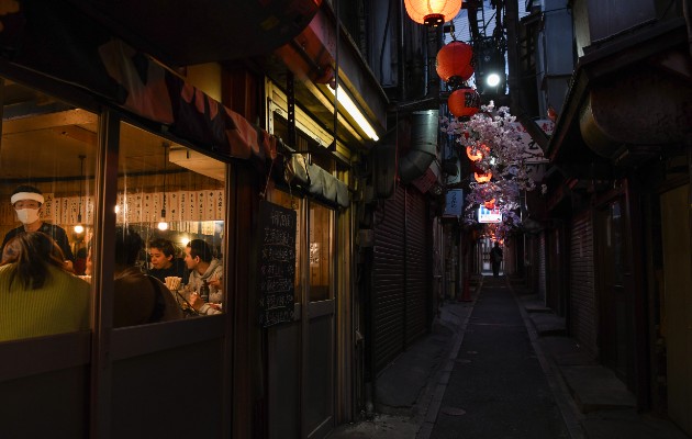 El gobernador de Tokio le pidió a gente que no salga de noche, pero restaurantes y bares cierran a las 20:00 horas. Foto / Noriko Hayashi para The New York Times.