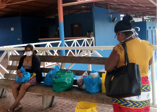 Moradores de la comarca Emberá-Wounaan envían comida a familiares en Panamá El transporte de los productos contó con el apoyo del Servicio Nacional de Fronteras (Senafront). Fotos: Cortesía.
