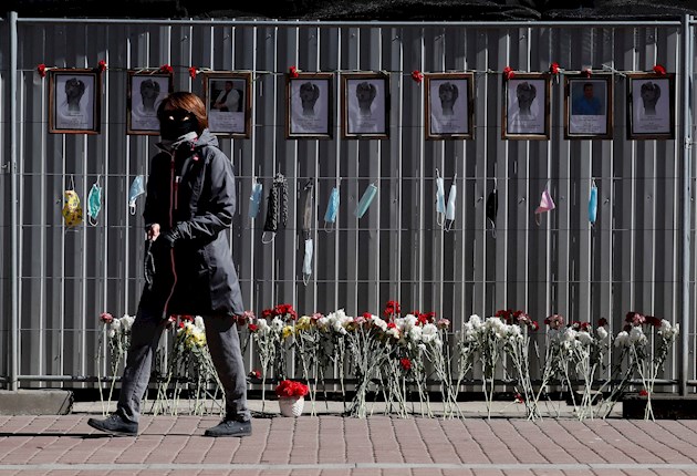 Este viernes solo los autobuses con banderitas de Rusia y de la ciudad de Moscú y las banderas que decoran algunos edificios recuerdan a los residentes que hoy es el Primero de Mayo, que da inicio a un largo puente durante el cual se celebran tradicionalmente conciertos, espectáculos y festivales.