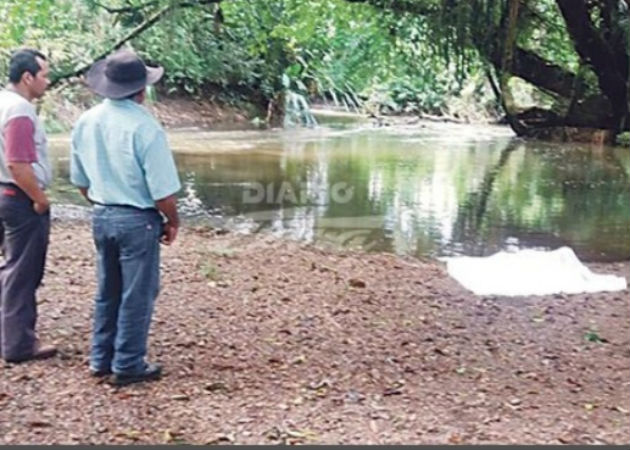  El cuerpo de la mujer estaba tirado en la orilla de una quebrada. Foto: Mayra Madrid. 