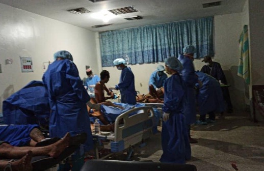 Los reclusos heridos en el motín en el penal de Guanare, en el Estado venezolano de Portuguesa, son atendidos en un centro hospitalario. Foto tomada de @carlosi_suarez