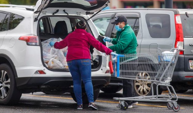 Los compradores cargan sus alimentos durante la pandemia de coronavirus COVID-19 en un Walmart. EFE