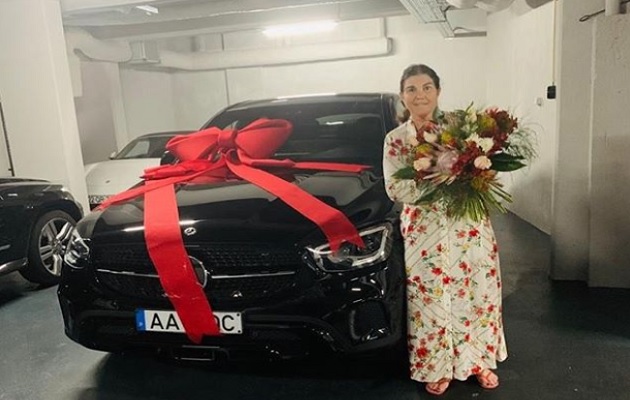 Dolores Aveiro junto a su nuevo auto.