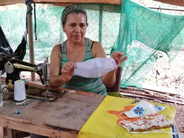 Han logrado acercamientos con representantes de la música típica panameña, y personas en el exterior del país, interesados en conseguir las vistosas prendas. Foto/Thays Domínguez