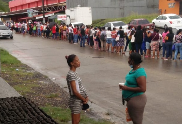 Hubo largas filas en los supermercados en la provincia de Colón