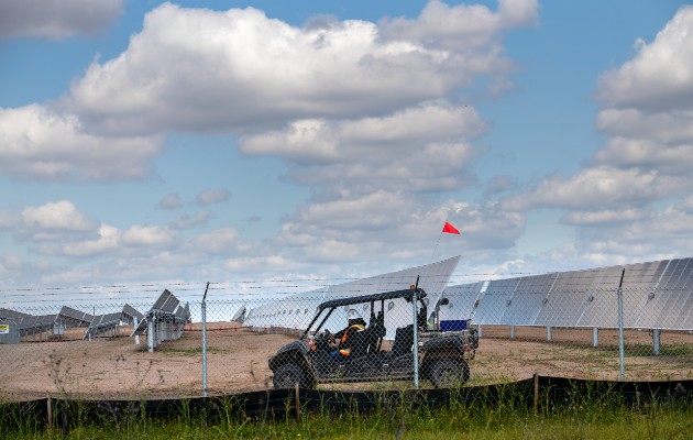  La drástica caída en precios de paneles solares ayuda a la industria a expandirse aun durante la pandemia. Foto / Deanne Fitzmaurice para The New York Times.