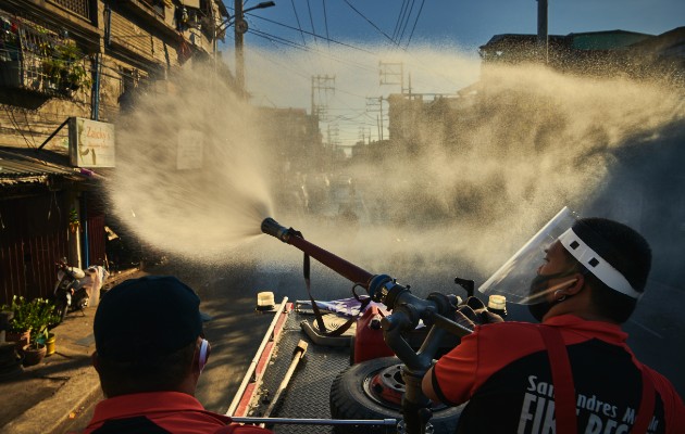  Bomberos en Manila fumigan calles en un intento no comprobado para combatir el coronavirus. Foto / Jes Aznar para The New York Times.