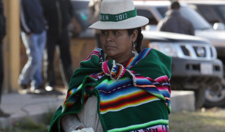 Una mujer luce su poncho en Andamarca. EFE