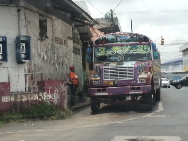 Aun cuando se aumentó a 0.50 centésimos el precio del pasaje, es mucho más barato al compararlo a los $.4.00 que cobran los taxistas en el mismo recorrido. Foto/Eric Montenegro