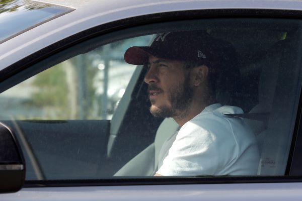 Eden Hazard a su salida a las dependencias de la Ciudad deportiva del Real Madrid. Foto:EFE