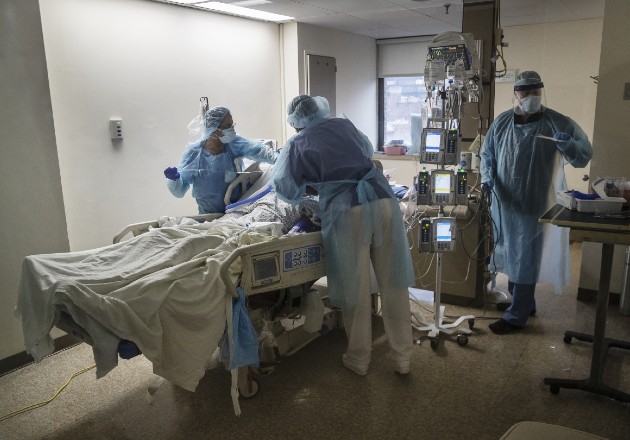 “EE.UU. se preparó para un nuevo 11 de septiembre, pero llegó un virus”, dice un experto. Un paciente del virus en NY. Foto / Victor J. Blue para The New York Times.