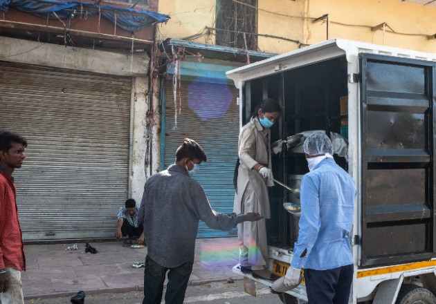 Trabajadores en India ya enfrentan inseguridad alimentaria. “En lugar del coronavirus, el hambre nos matará”, dijo uno. Muchos ependen ahora de comedores de caridad. Foto / Rebecca Conway para The New York Times.