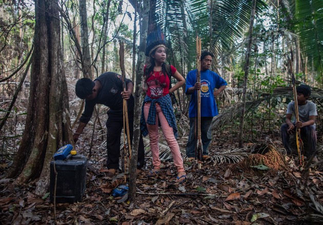 Miembros de la tribu uru eu wau wau buscan taladores ilegales que han invadido su territorio designado. Foto / Victor Moriyama para The New York Times.