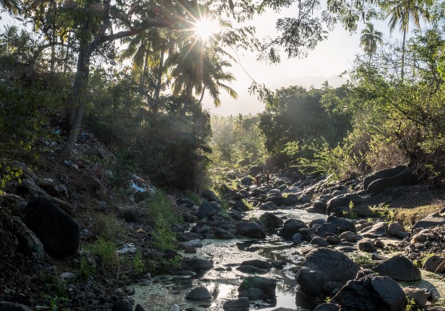 Los ríos como el Gombeni casi se han secado en la temporada de sequía en Anjouan, parte de las Comoras. Foto / Tommy Trenchard para The New York Times.