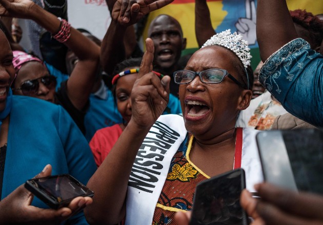 Stella Nyanzi, afuera de tribunal en Kampala, Uganda, fue encarcelada por insultar al presidente Yoweri Museveni. Foto / Sumy Sadurni/Agence France-Presse — Getty Images.