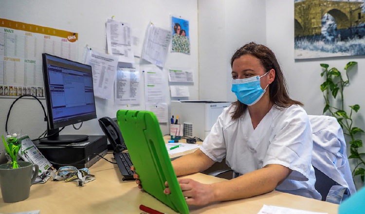 Una sanitaria mantiene una videoconferencia con un paciente en plena pandemia de coronavirus. EFE