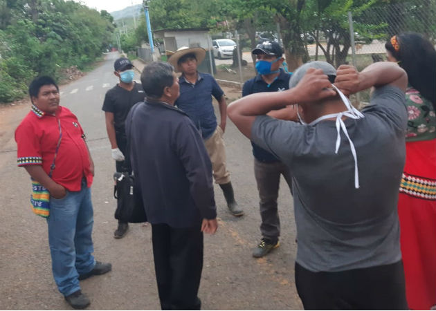  Los sujetos viajaban en automóvil, siendo identificados por los habitantes de la comunidad. Fotos: Melquíades Vásquez.