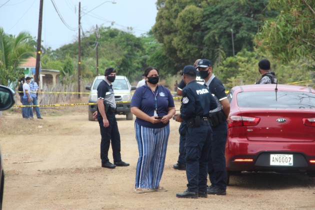 Las autoridades de policía y del Ministerio Público iniciaron las investigaciones para determinar los hechos, que consternaron a la comunidad. Foto/Thays Domínguez