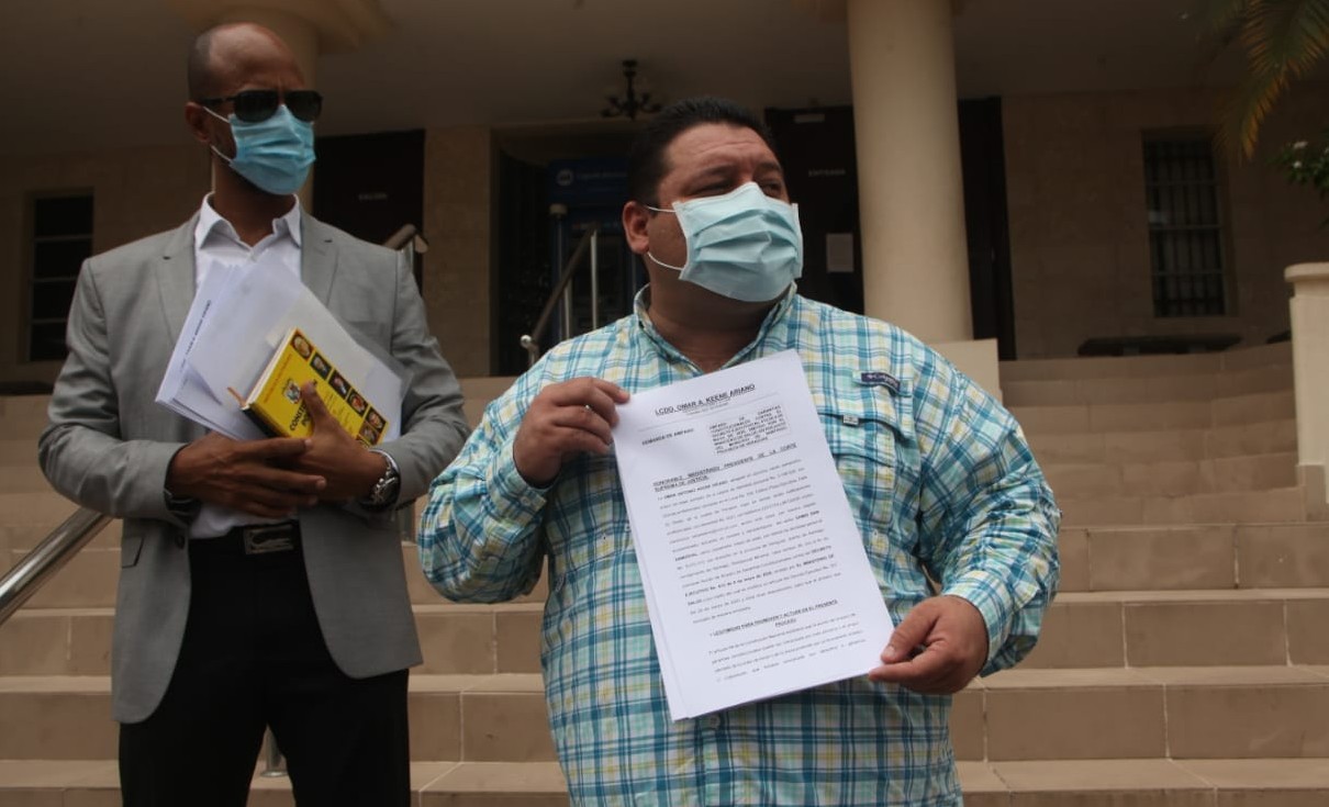 Samid Sandoval presentó el recurso ante la Corte Suprema de Justicia. Foto/ Víctor Arosemena