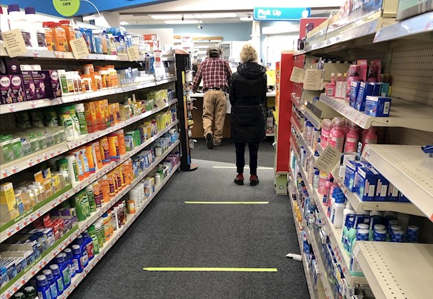 La mayoría de los mercados tienen avisos cada 6 pies (1,5 metros) marcados en el piso, por lo que las personas saben a qué distancia deben mantenerse separadas mientras esperan en la fila.