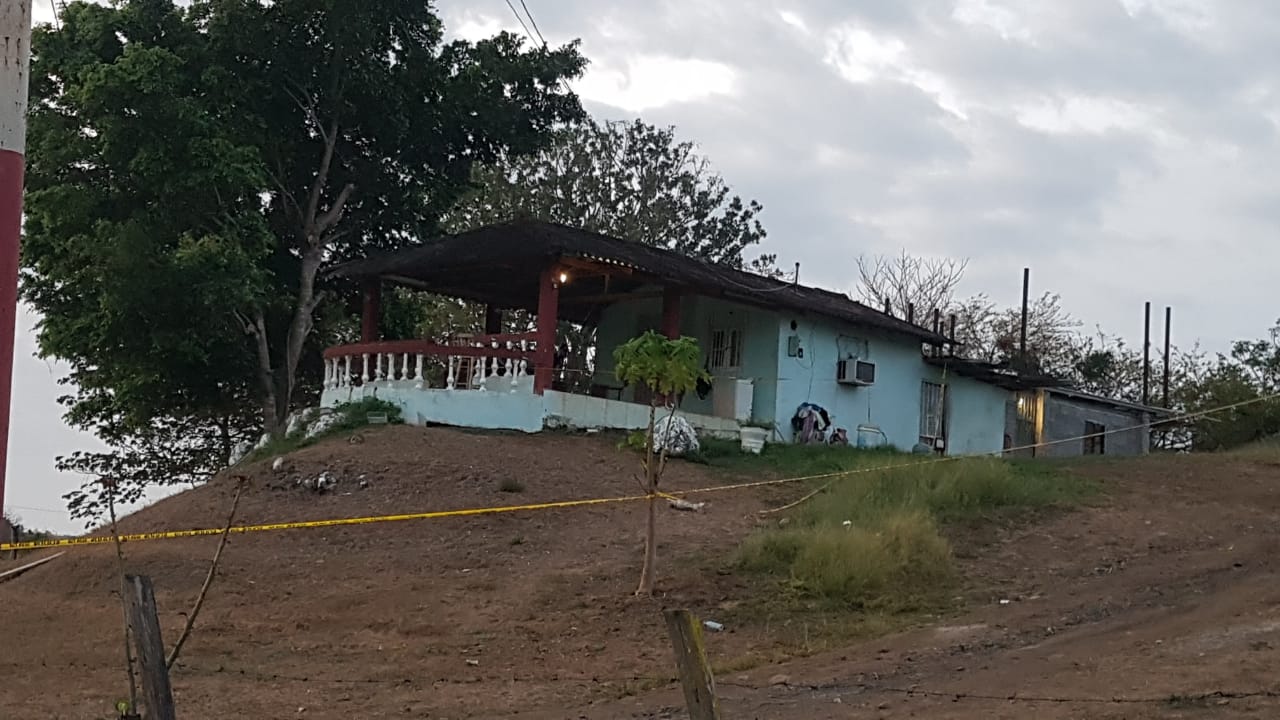 El hecho se dio aproximadamente a las 11 de la noche, cuando el sonido de disparos alertó a los vecinos sobre la tragedia que acaba de darse en la casa de los hermanos. Foto/Thays Domínguez