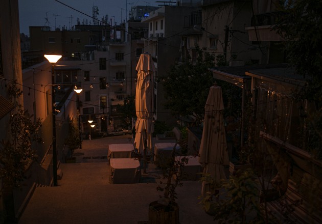  Bares vacíos en el vecindario Mar Mikhaël en Beirut, normalmente llenos con el sonido de parroquianos. Foto / Diego Ibarra Sanchez para The New York Times.