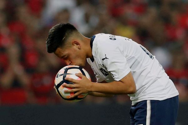 No se podrá 'besar el balón antes, durante y después del partido, según informó la Conmebol. Foto:EFE