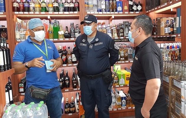 La policía se mantiene vigilante para que se venda la cantidad de licor establecida.