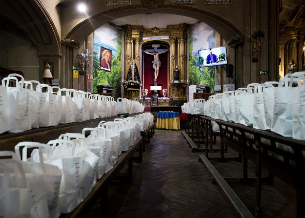 Bolsas de cocido solidario para repartir a las puertas de la Iglesia de San Antón en Madrid. Fotos: EFE.