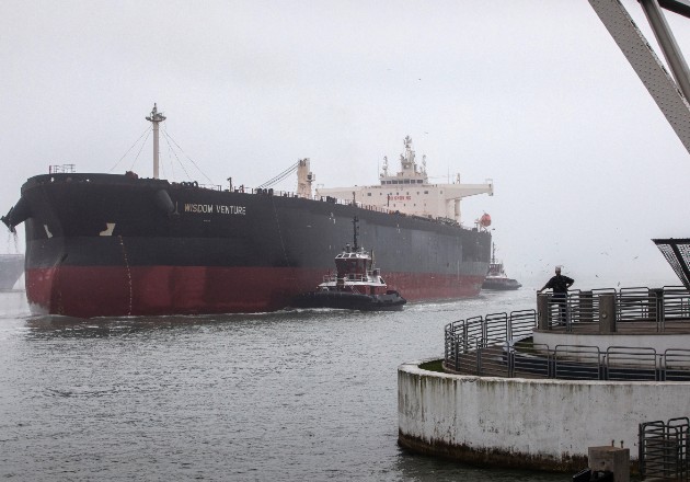 Con el mundo en pausa, comerciantes pagan a barcos hasta 200 mil dólares diarios por guardar crudo. Foto / Tamir Kalifa para The New York Times.