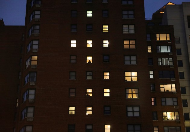 En ciudades en confinamiento, como Nueva York, residentes ven menos luz solar, lo que altera ritmos circadianos. Foto / Caitlin Ochs/Reuters.
