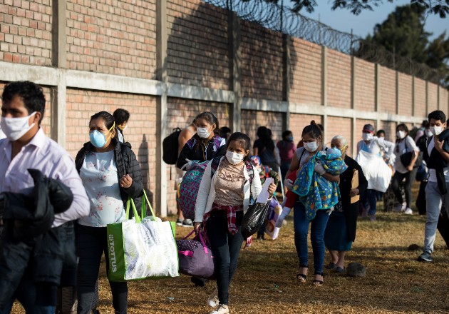 Se han perdido muchos empleos en la pandemia. Cientos de personas aguardan afuera de una terminal de autobuses en las afueras de Lima, esperando regresar a sus hogares rurales. Foto / Angela Ponce para The New York Times.