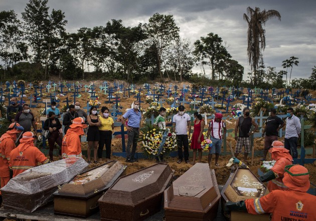 Pese a su clima tropical, el número de casos sigue creciendo en Brasil. El funeral de víctimas de coronavirus en un cementerio en Manaos. Foto / Raphael Alves/EPA, vía Shutterstock.